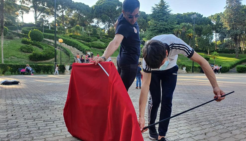 Imanol Sánchez, durante una clase de toreo en el Parque Grande.