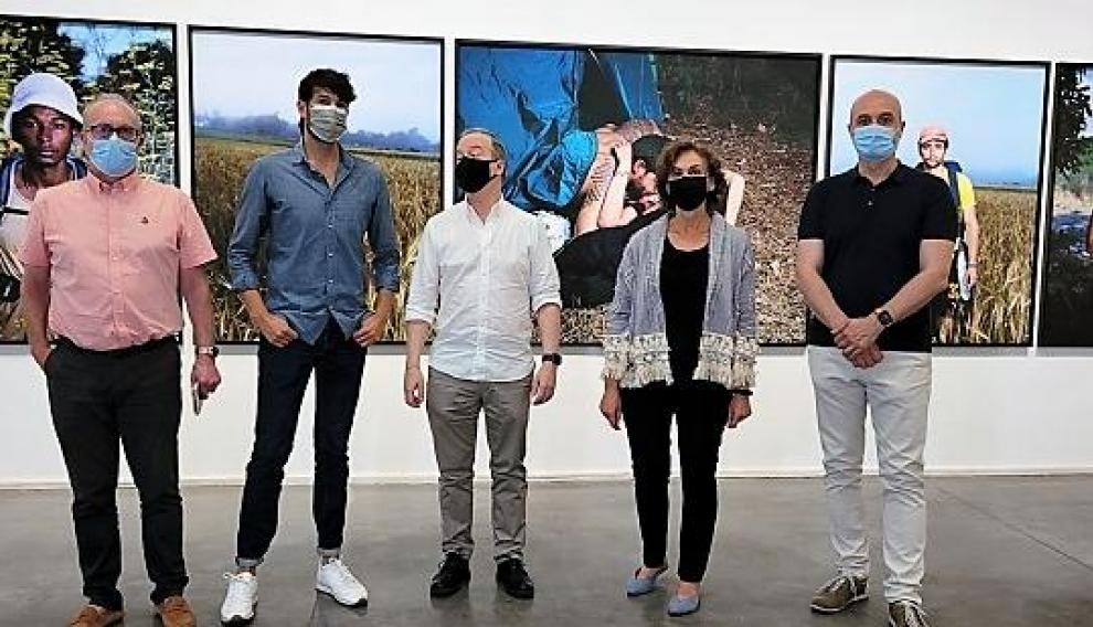 El autor y las autoridades durante la presentación de la exposición.