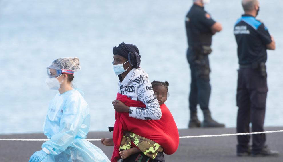 Salvamento Marítimo rescata a 105 subsaharianos, entre ellos 32 mujeres y 6 niños, en dos lanchas neumáticas en aguas cercanas a Fuerteventura
