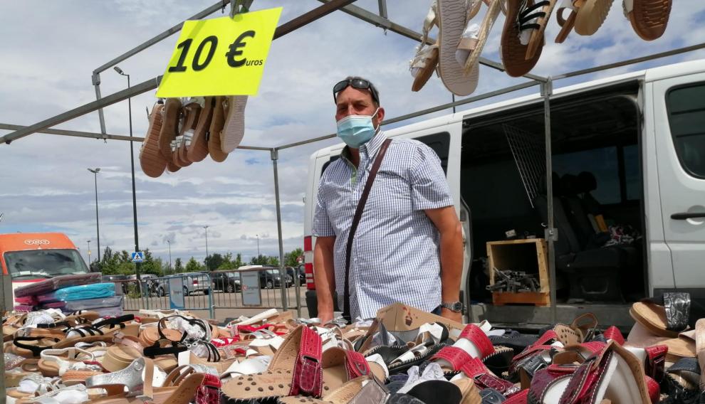 Samuel Bautista, en su puesto del mercado ambulante.