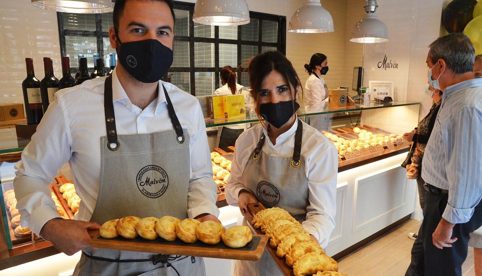 Carlos Delgado y Fabiana López, con algunas de las empanadas que ofrecen en Malvón.