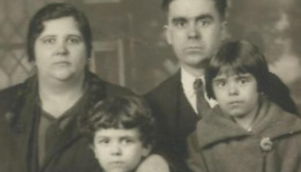 Ramón Segura con su esposa, Matilde Celma, y sus dos hijos, María y Joaquín.