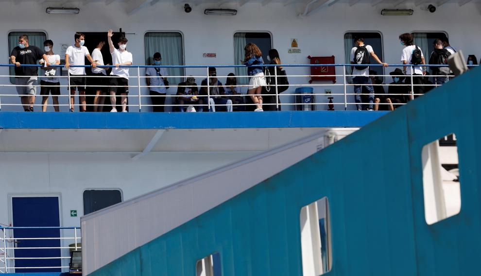 Llega a Valencia el ferri con 118 estudiantes desconfinados tras el brote de Mallorca