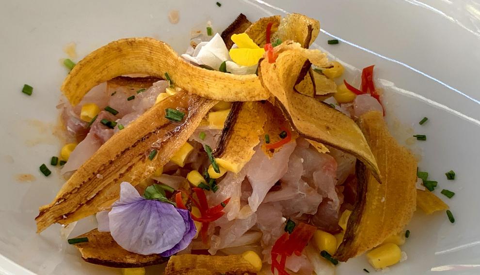 Cebiche de corvina con elote y chifle de plátano