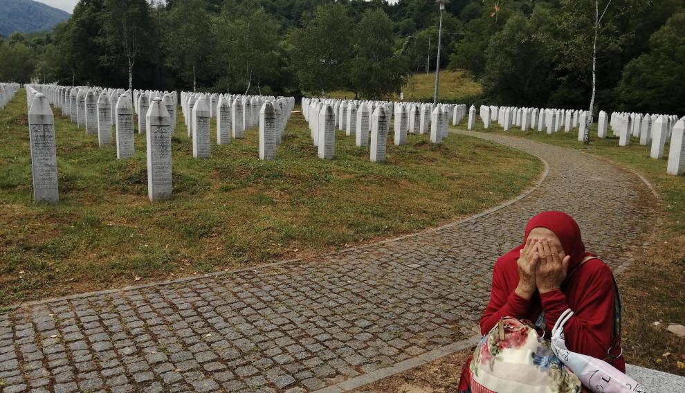 Una mujer llora en el cementerio de Potocari donde están enterradas las víctimas identificadas de Srebrenica.