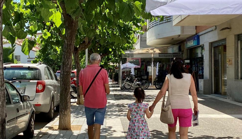 Los zaragozanos Marta y Pablo pasean este jueves por Salou con su hija.