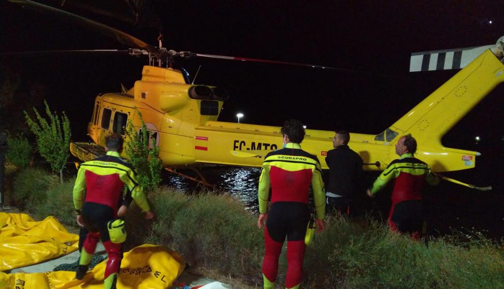 Un momento del rescate del helicóptero.