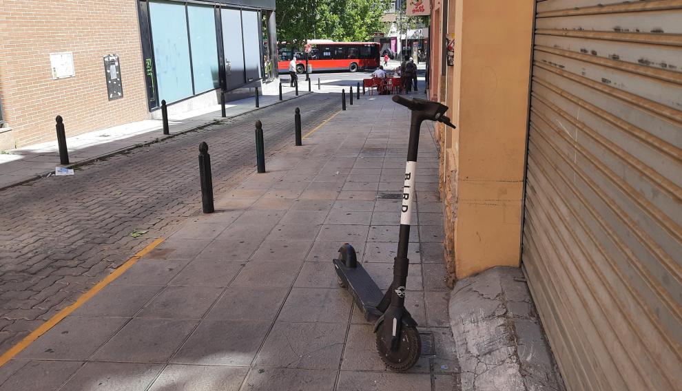 Un patinete en la acera, este jueves, en Torrero.