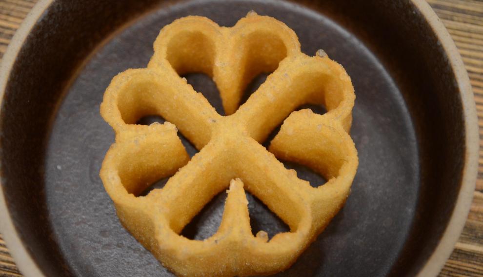 La base del postre es como una masa de churros y tiene forma de rosetón.