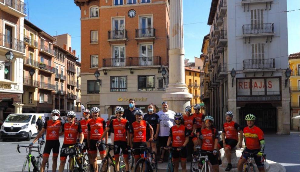 Los ciclistas solidarios en la plaza del Torico de Teruel.