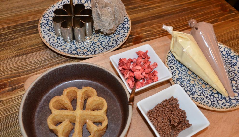 Los ingredientes para preparar la receta y el molde que se emplea.