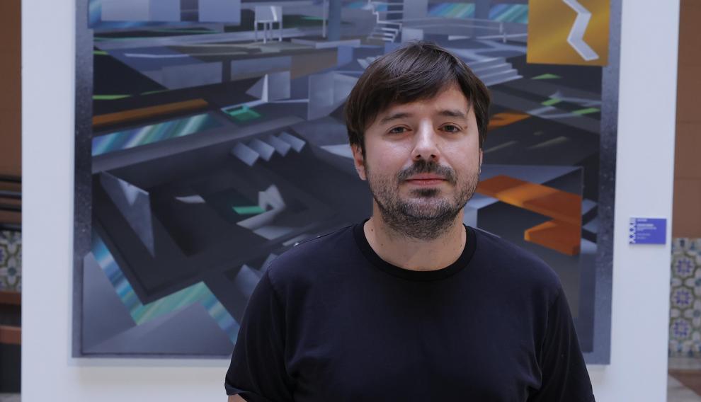 Fernando Romero junto a su obra, que responde al título de ‘Colonia exoplaneta kepler 80 g. Año 2243’.