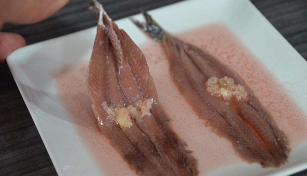 Las anchoas con una picada de ajo y un poco de vinagres son las que más se piden.