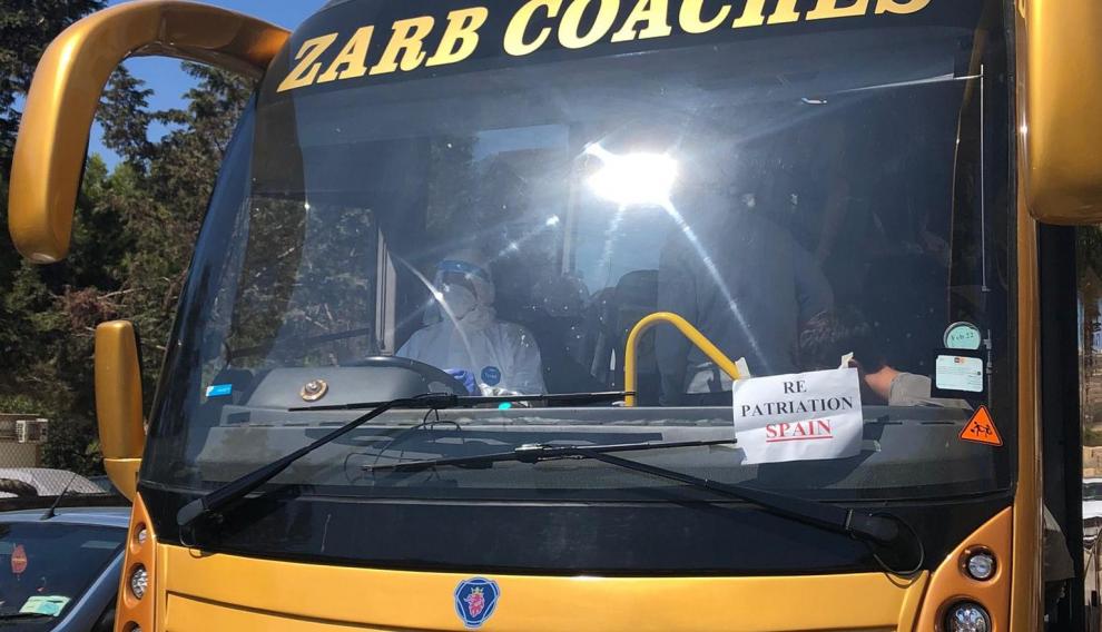 Uno de los autobuses en los que han sido trasladados del hotel al aeropuerto de Malta.