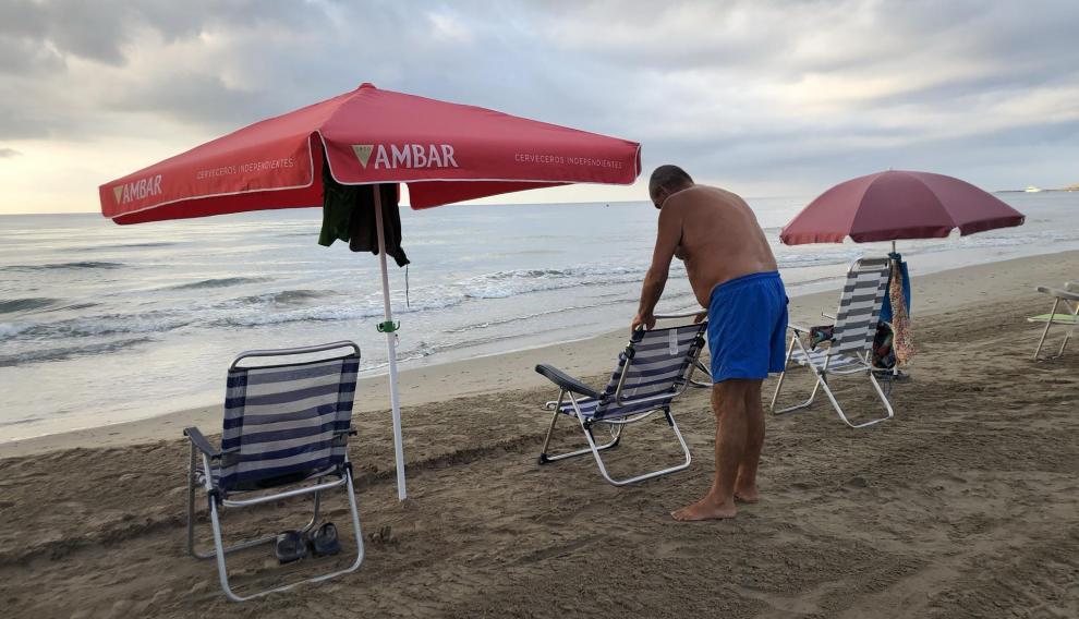 Fernando baja todos los días a las 8 a la playa de La Pineda para coger sitio.