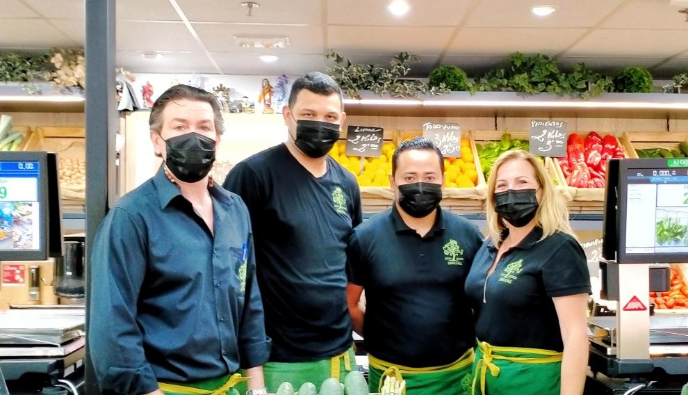 Los trabajadores de Frutas Javi y Silvia (puestos 55 y 56 del Mercado Central).