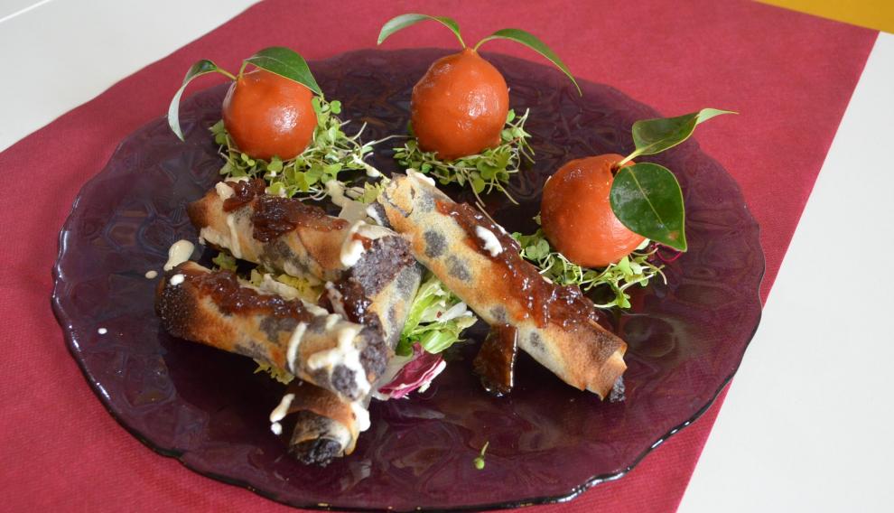El fin de semana la barra presenta una espectacular vitrina de tapas clásicas y modernas.
