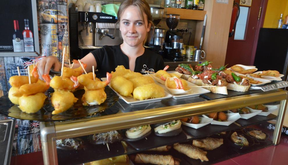 El fin de semana la barra presenta una espectacular vitrina de tapas clásicas y modernas.