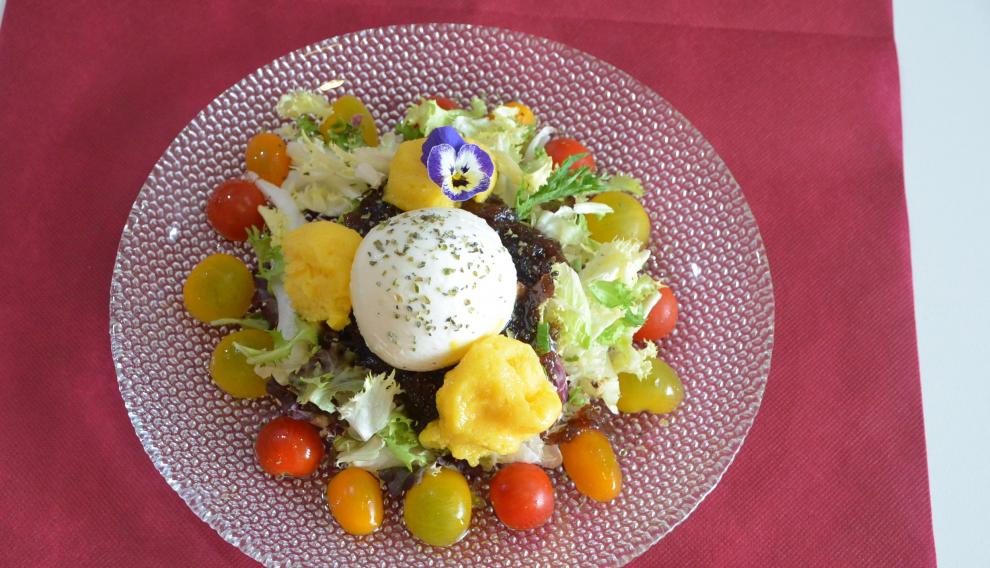 Ensalada de burrata con cherrys, cebolla caramelizada al Oporto y helado de mango