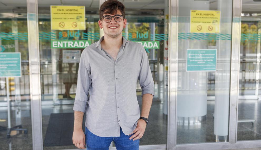Mario Bautista a la entrada del Hospital Miguel Servet en Zaragoza.