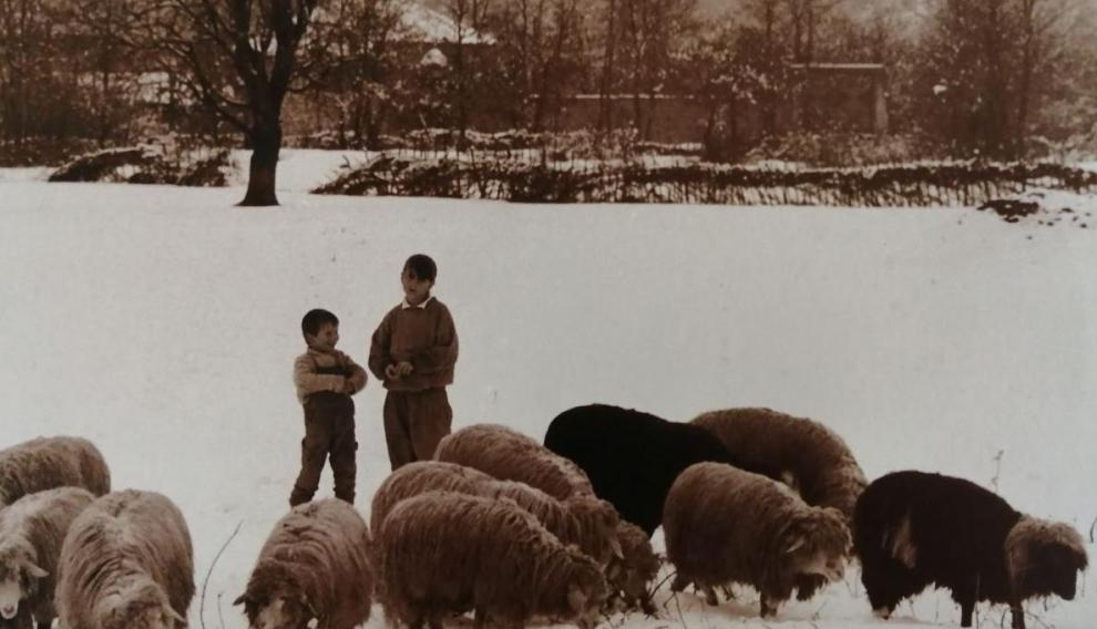 Unos niños vigilan su rebaño después de una gran nevada en febrero de 1993