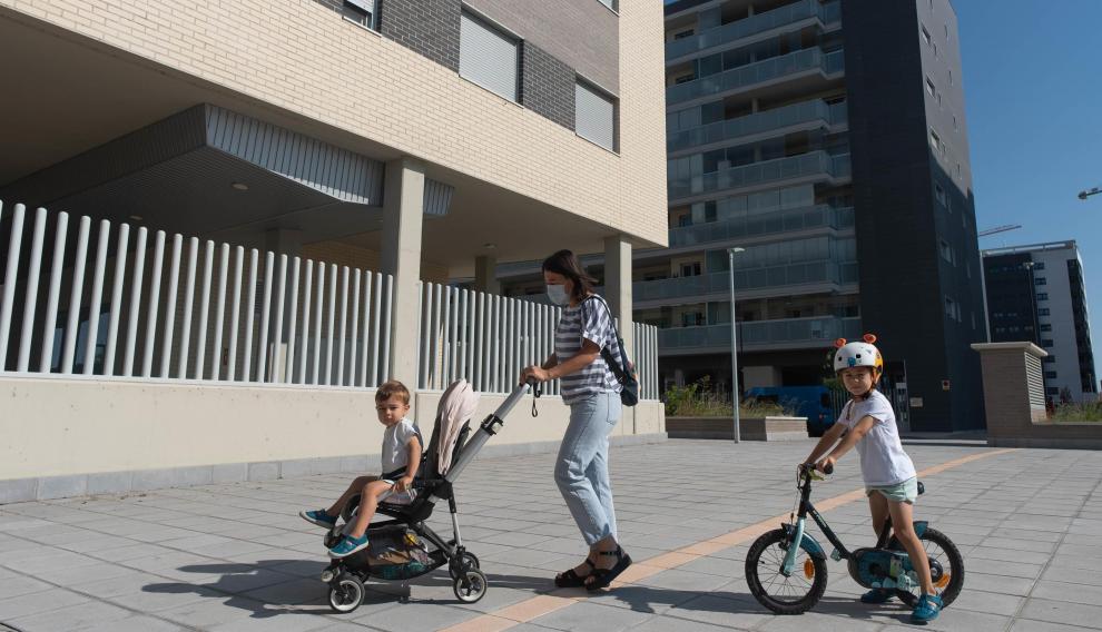 Alejandra Rubio, con sus hijos Martín y César (5 y 2 años).