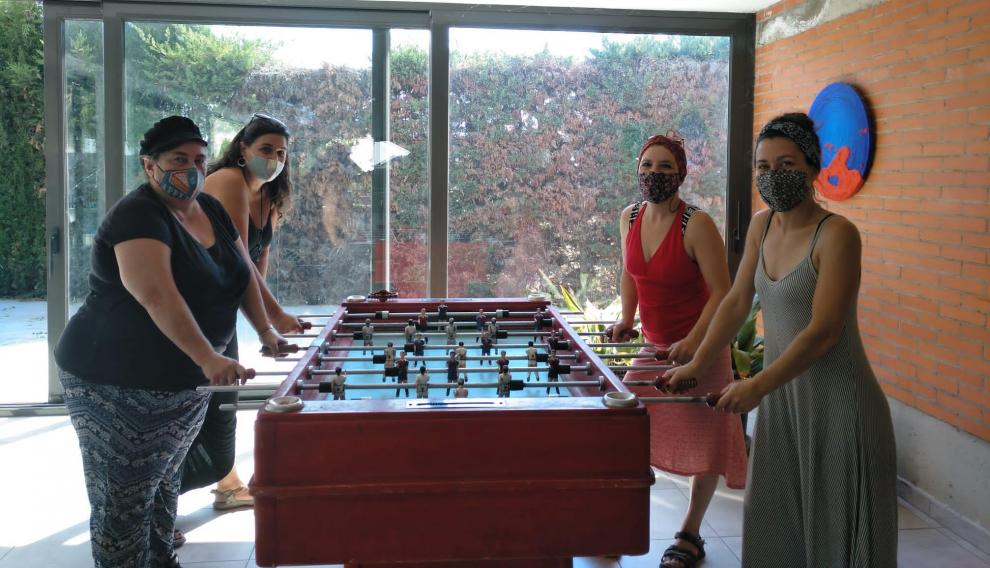 Futbolín con mascarillas en el bar de Fonz.