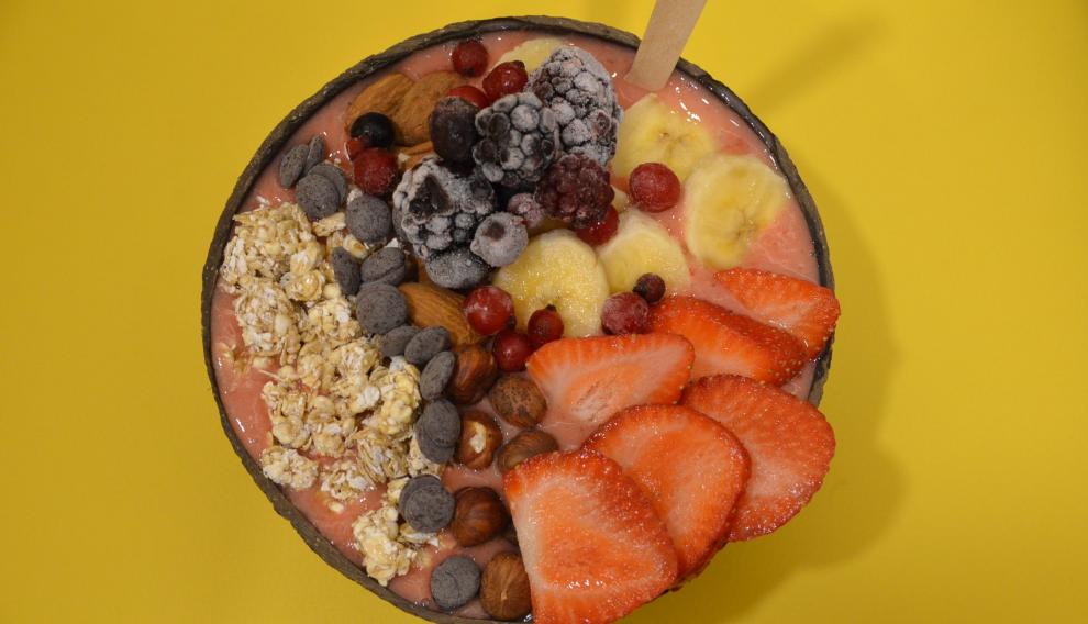 El smoothie bowl lleva fruta fresca y congelada, frutos secos, granola, frutos rojos y chocolate.