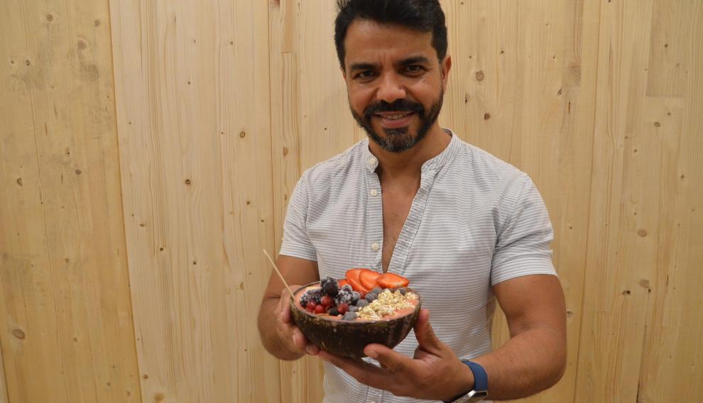 Enrique Hernández, con el smoothie de plátano y fresa terminado
