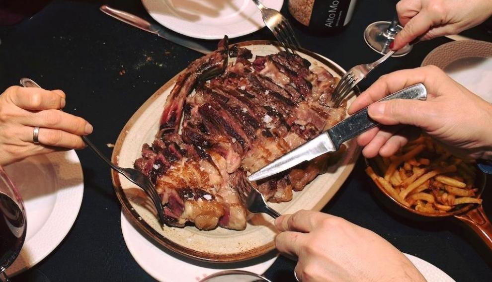 El chuletón a la brasa es uno de los emblemas del Mesón Martín.