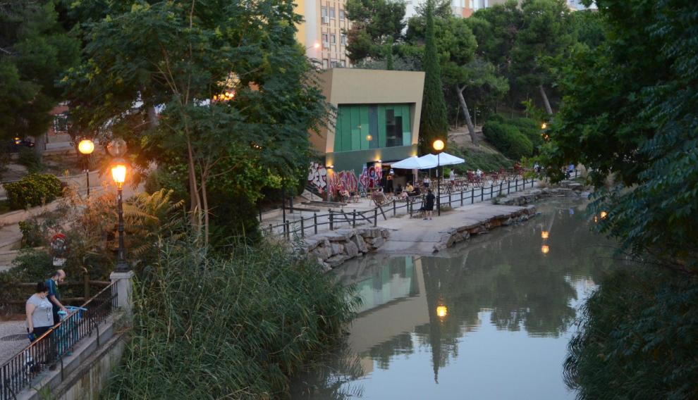 La relajante presencia del Canal Imperial es uno de los atractivos de la terraza.