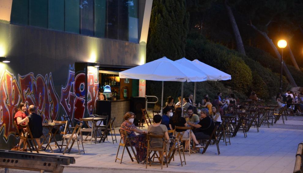 La terraza siempre está amenizada con buena música de fondo.