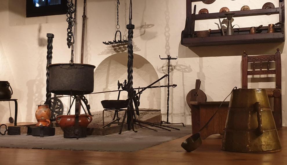 Recreación de una cocina ansotana, en la sección de etnología del Museo de Zaragoza, en el parque Grande.