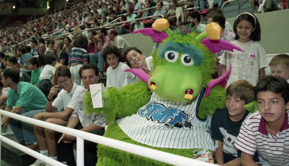 Stuff, la mascota de los Orlando Magic, en una visita al Felipe en 1994.
