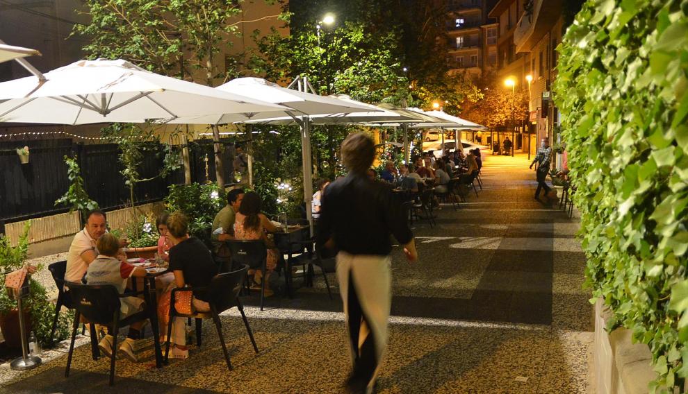 La terraza de La Jamonería es un oasis en medio de la ciudad repleto de argumentos vegetales.