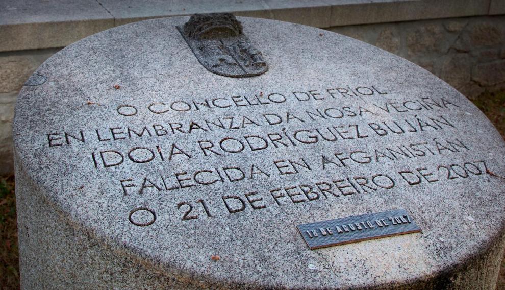 Monolito en recuerdo de la soldado Idoia Rodríguez Buján, fallecida en Afganistan en 2007, en su pueblo natal Friol, Lugo