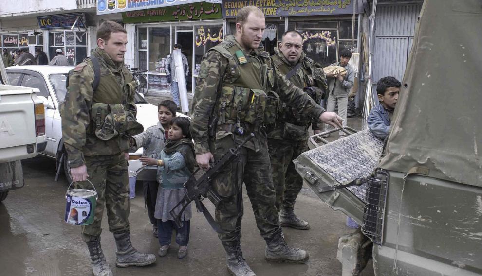 Soldados españoles compran en Kabul, en febrero de 2002