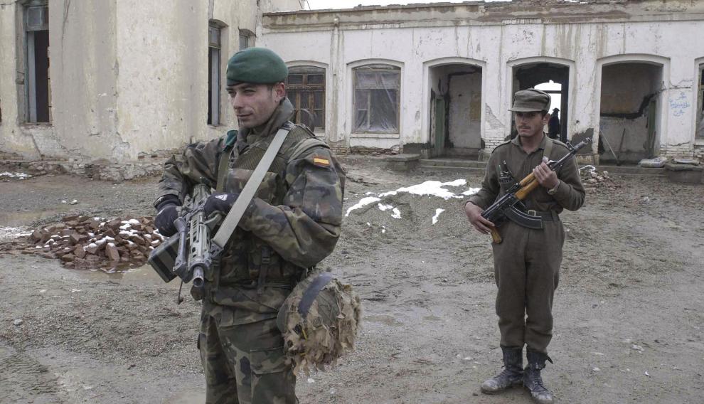 Un soldado español hace guardia con un militar afgano (2002)