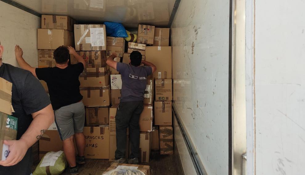 Carga del camión con los más de 2.000 kilos de ayuda humanitaria de Cártias Castrense de Aragón.