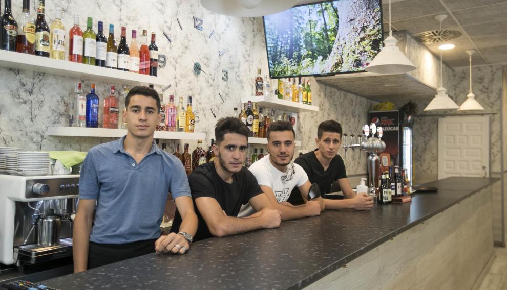 Los hermanos Ramadan en el interior del local, ubicado en pleno centro de Zaragoza.
