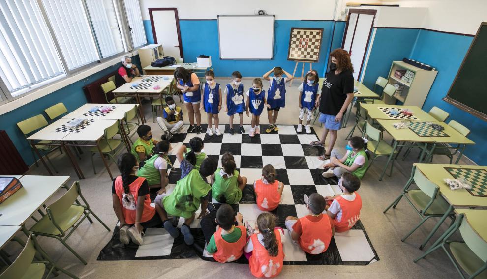 Miriam Monreal, maestra y coordinadora del programa ‘Ajedrez en la escuela’, en clase de ajedrez con sus alumnos, en el CEIP Zalfonada de Zaragoza