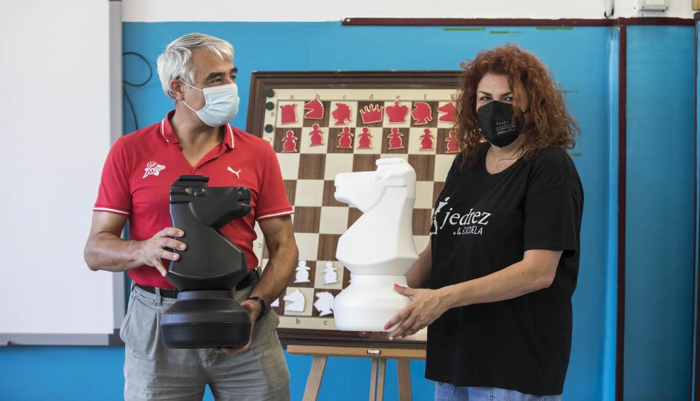 Enrique Sánchez y Miriam Monreal, en el CEIP Zalfonada de Zaragoza