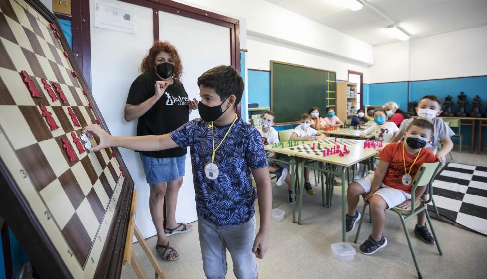 Miriam Monreal prepara una partida de ajedrez, con uno de sus alumnos
