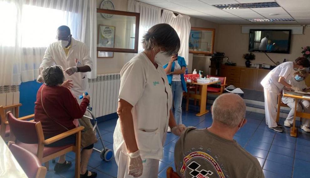 Vacunación con la tercera dosis en la residencia de Estadilla.