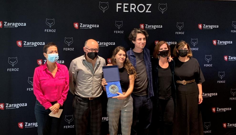 María Guerra, José Luis Rebordinos y Sara Fernández, con Jonás Trueba, director de la película ganadora del Premio Feroz en el Festival de San Sebastián.