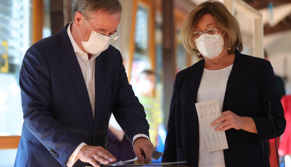 Armin Laschet, junto a su esposa, Susannne, antes de votar. GERMANY ELECTION 2021