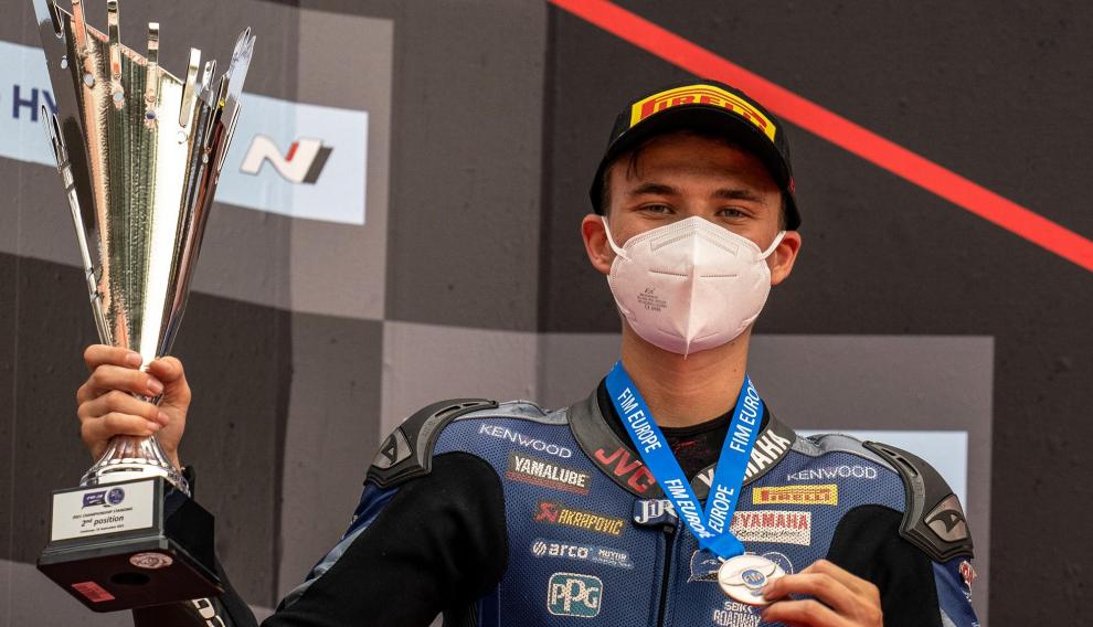 Giral con la medalla de plata y el trofeo de subcampeón de la European Supersport300
