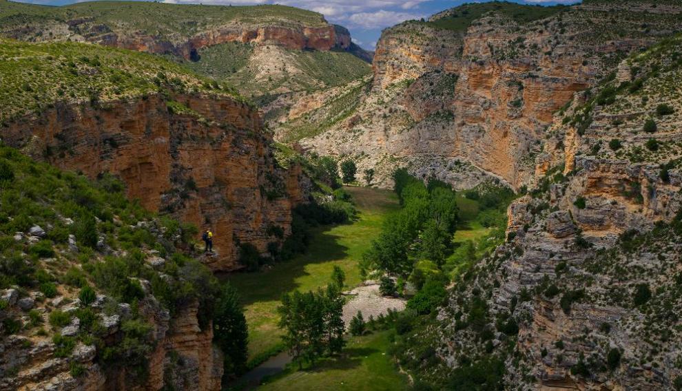 Paraje de la ruta con la localidad de Obón al fondo.