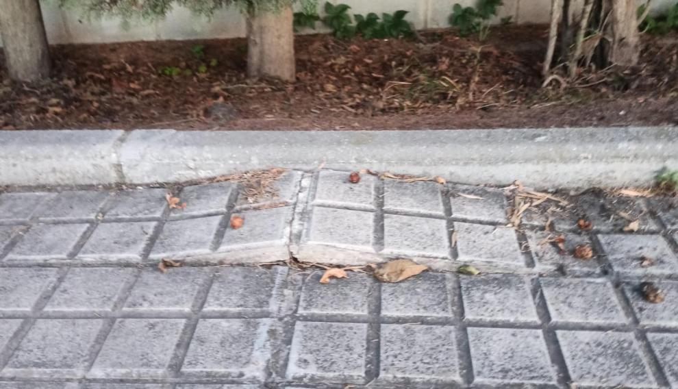 Desperfectos en el pavimiento por la zona de Vía Ibérica