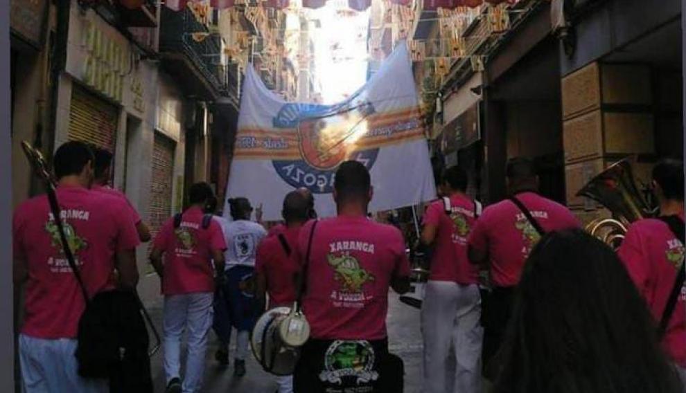 La charanga A Vorem, con la peña El Rebullo en unos pasados Pilares